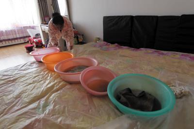 西平楼上漏水，住户失联，小区没物管，业主维权难！律师来支招……